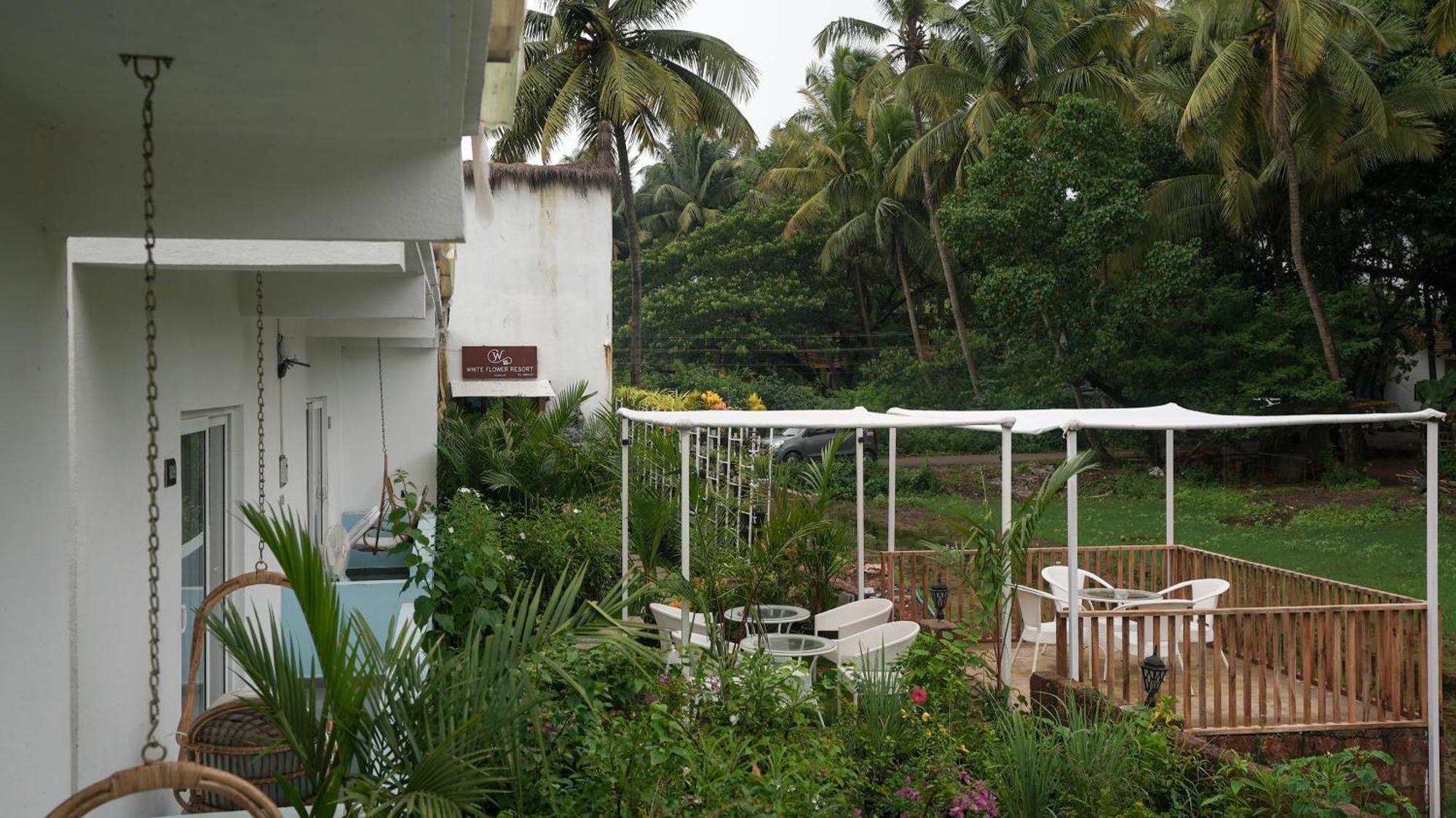 Whiteflower Resort Morjim Luaran gambar